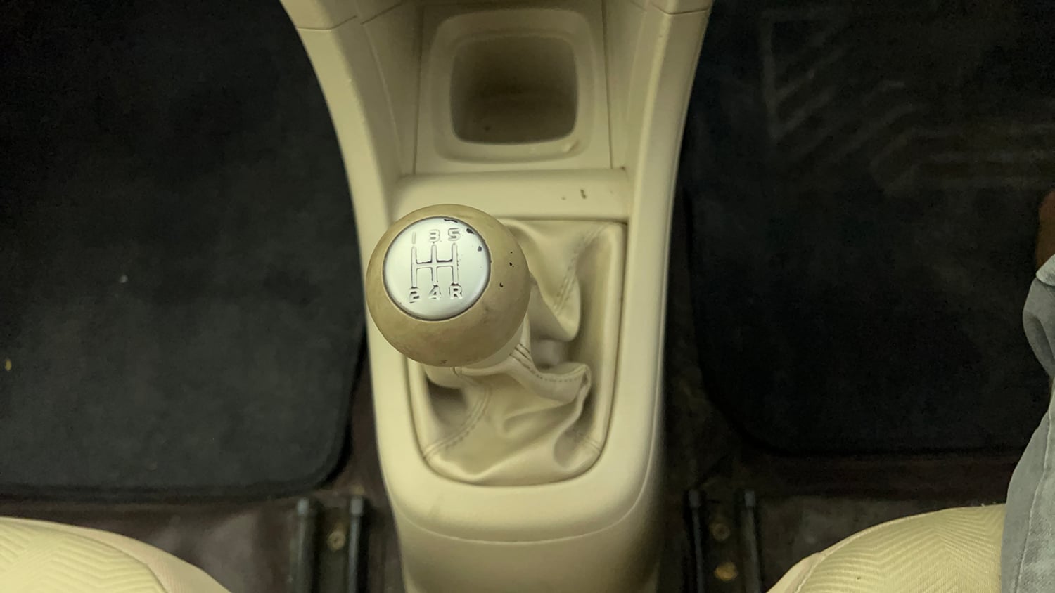 Used 2015 Maruti Suzuki Ertiga VXI CNG (Outside Fitted) Cng Manual interior GEAR  KNOB VIEW