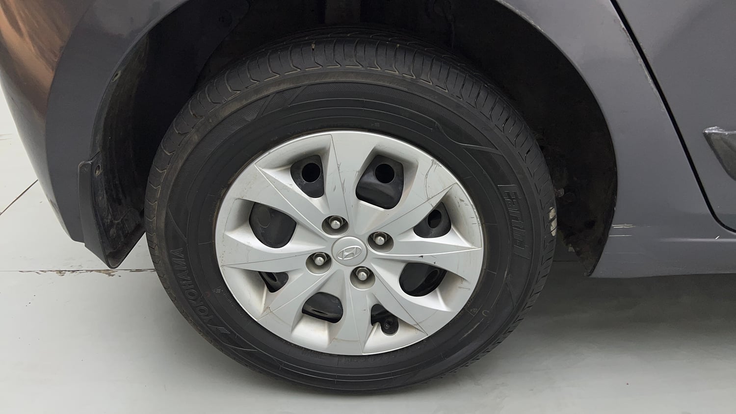 Used 2016 Hyundai Elite i20 Sportz 1.2 Petrol Manual tyres RIGHT REAR TYRE RIM VIEW