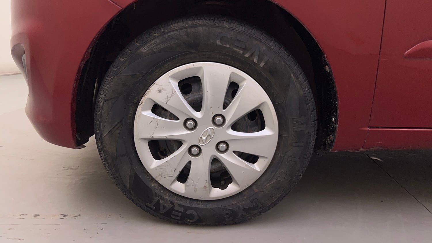 Used 2012 Hyundai i10 Sportz 1.2 Kappa2 Petrol Manual tyres LEFT FRONT TYRE RIM VIEW