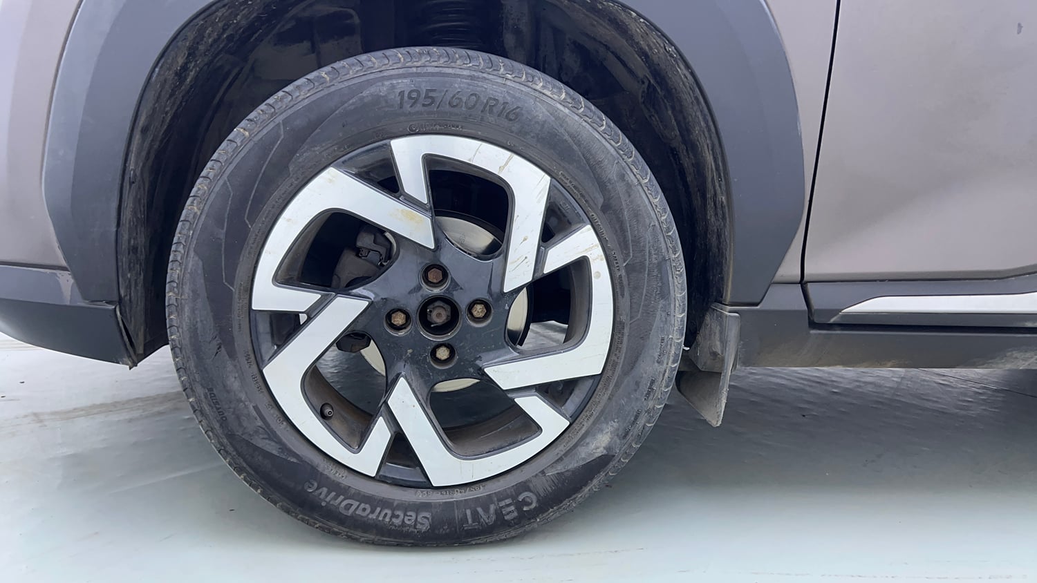 Used 2022 Nissan Magnite XV Turbo CVT Petrol Automatic tyres LEFT FRONT TYRE RIM VIEW