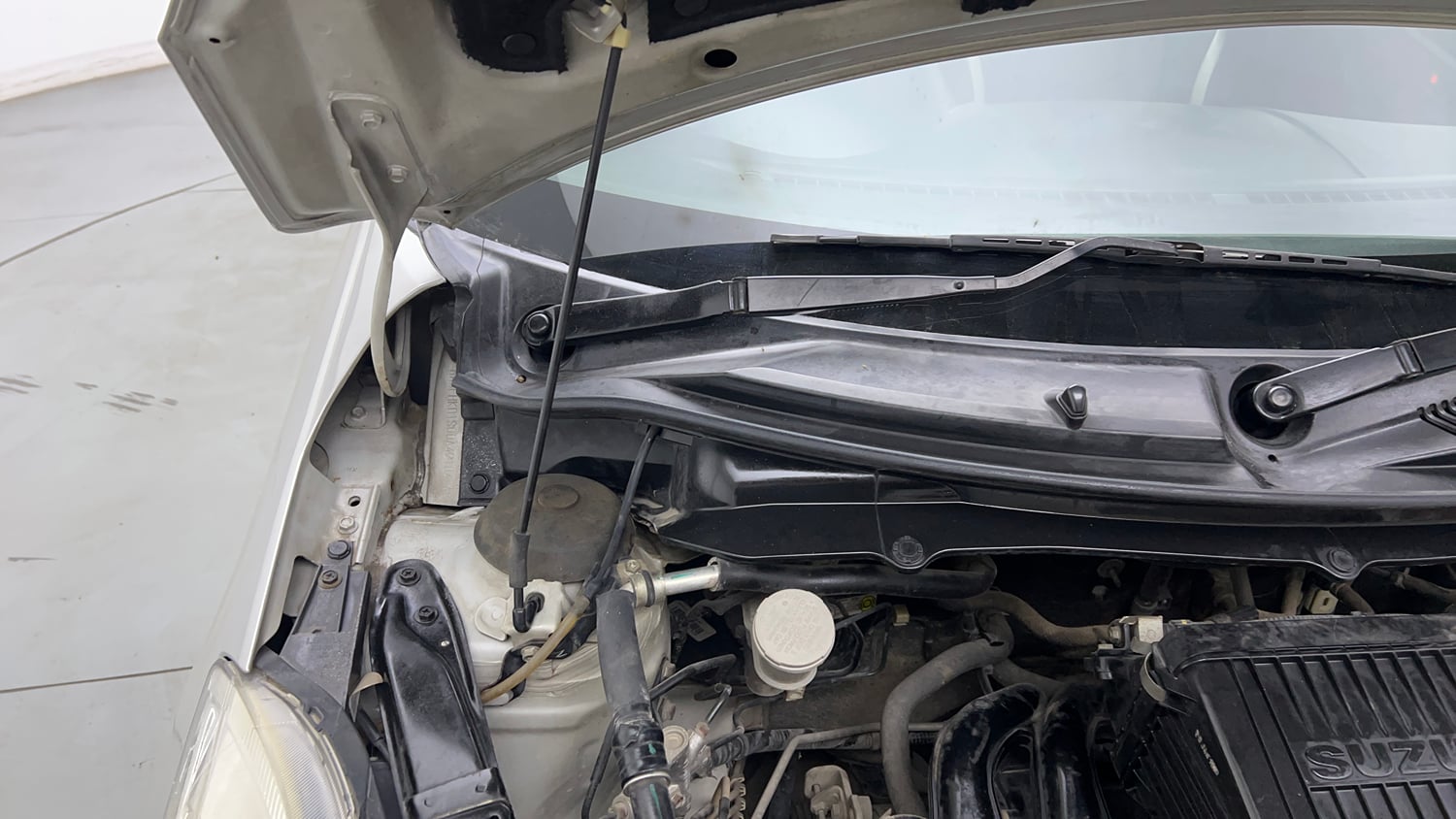 Used 2016 Maruti Suzuki Swift Lxi (O) Petrol Manual engine ENGINE RIGHT SIDE HINGE & APRON VIEW