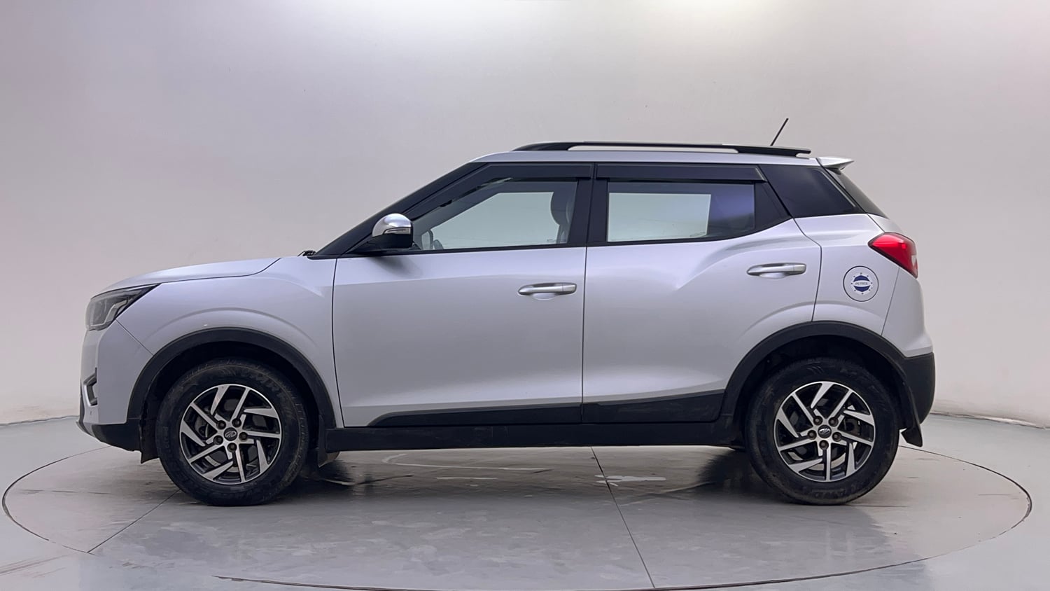 Used 2022 Mahindra XUV 300 W8 (O) 1.2 Petrol Petrol Manual exterior LEFT SIDE VIEW