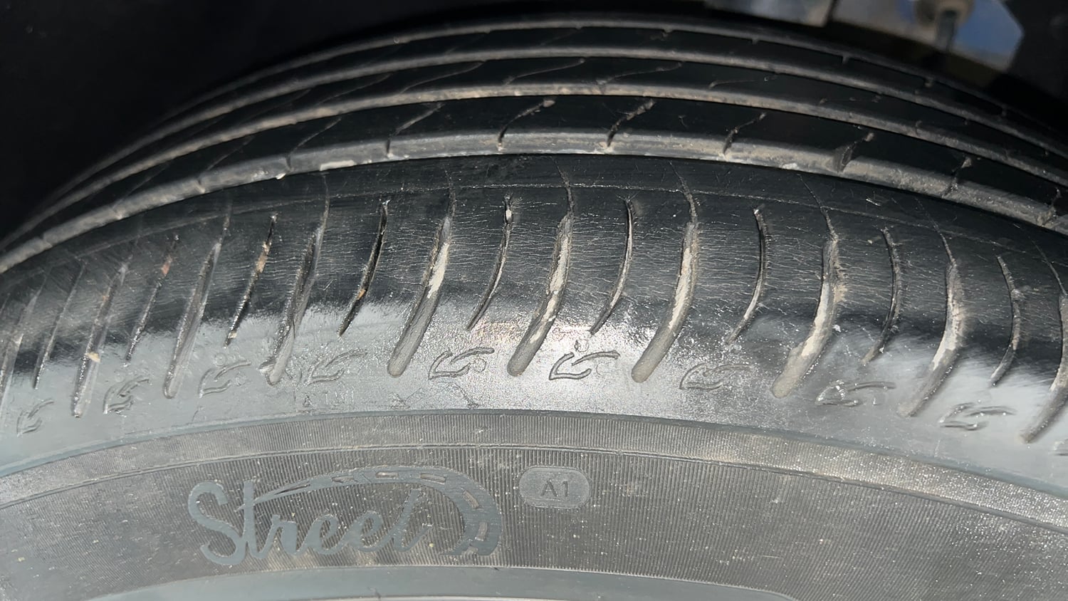 Used 2021 Mahindra XUV700 AX 7 Petrol AT Luxury Pack 7 STR Petrol Automatic tyres LEFT FRONT TYRE TREAD VIEW