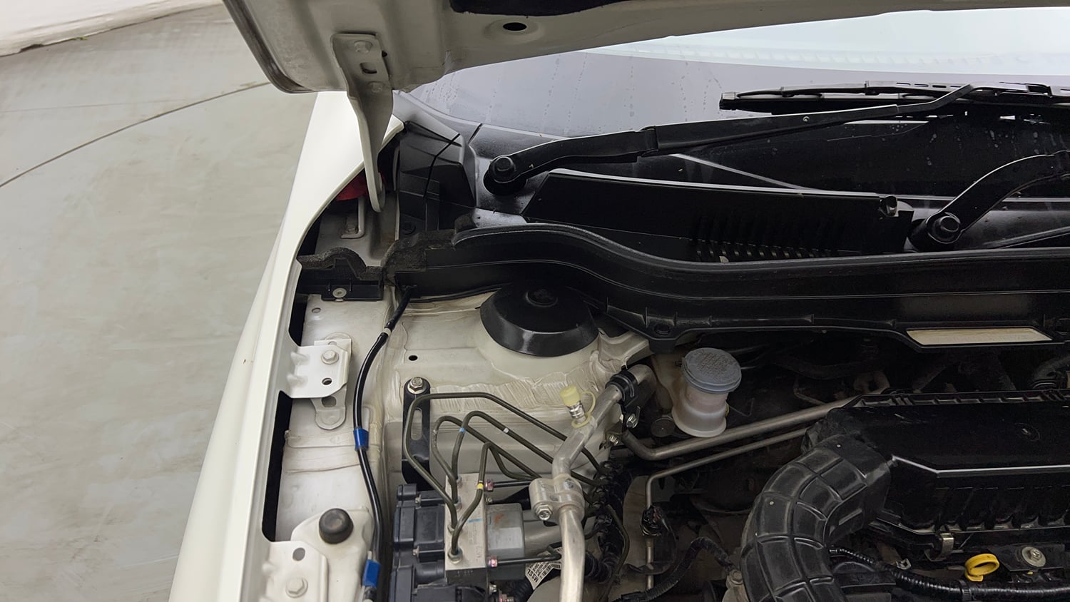 Used 2020 maruti-suzuki Vitara Brezza VXi Petrol Manual engine ENGINE RIGHT SIDE HINGE & APRON VIEW
