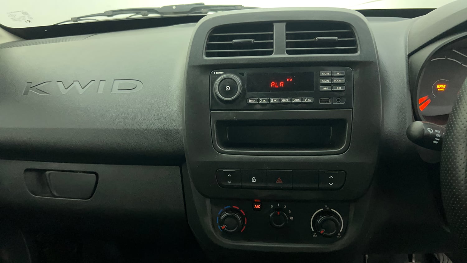 Used 2021 Renault Kwid RXL Petrol Manual interior MUSIC SYSTEM & AC CONTROL VIEW