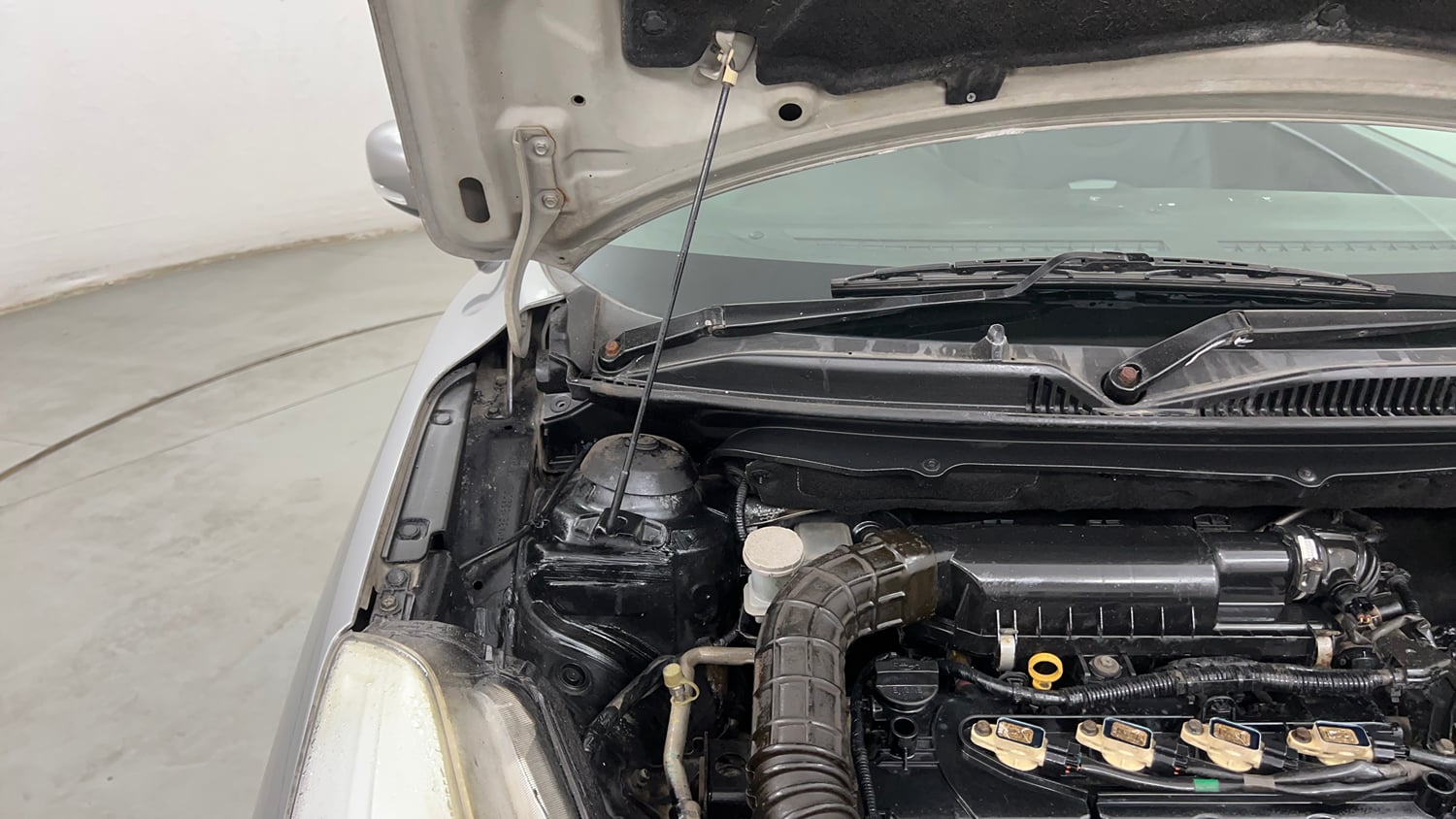 Used 2015 Maruti Suzuki Baleno Zeta 1.2 Petrol Manual engine ENGINE RIGHT SIDE HINGE & APRON VIEW