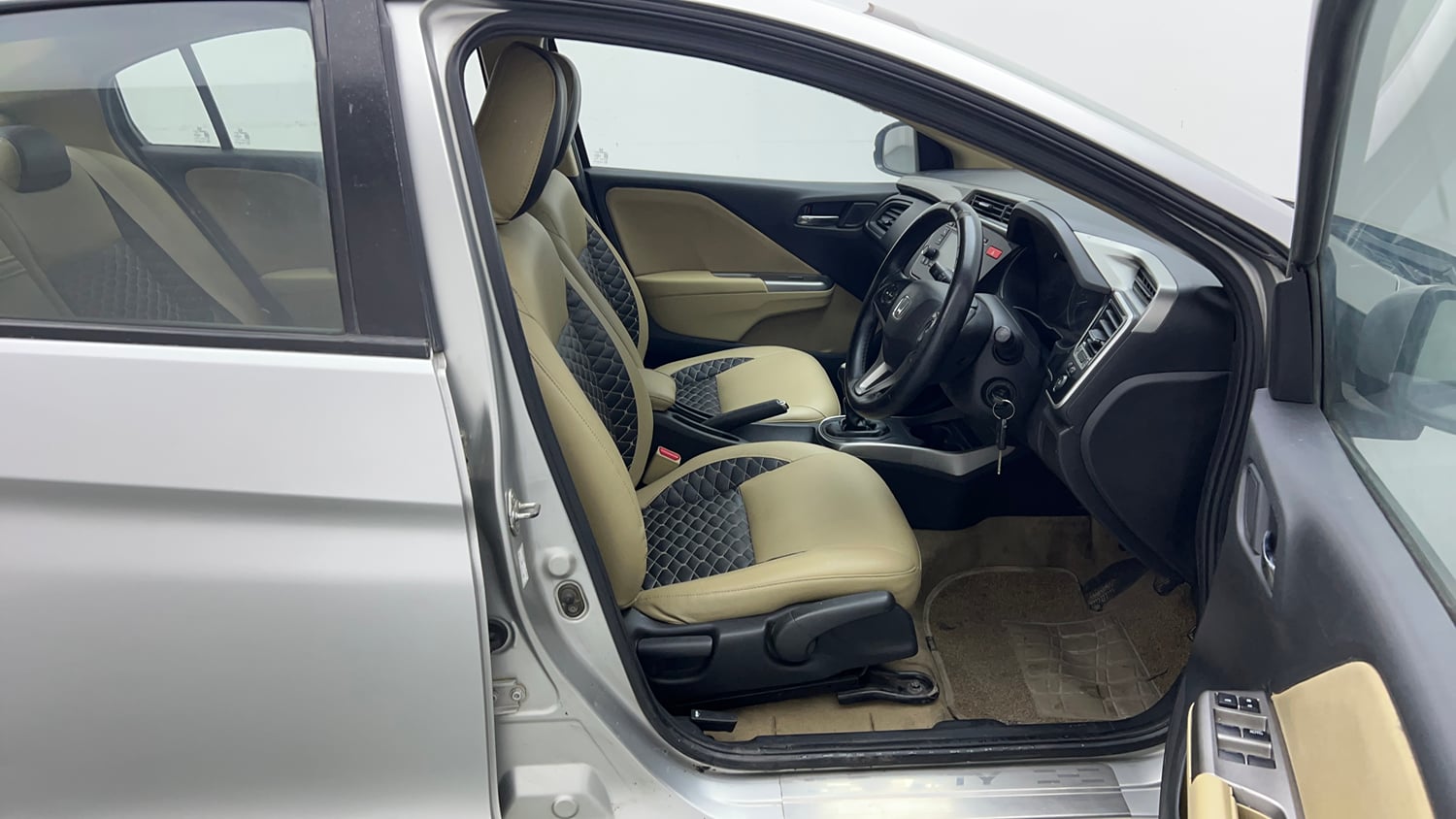 Used 2015 Honda City V Petrol Manual interior RIGHT SIDE FRONT DOOR CABIN VIEW