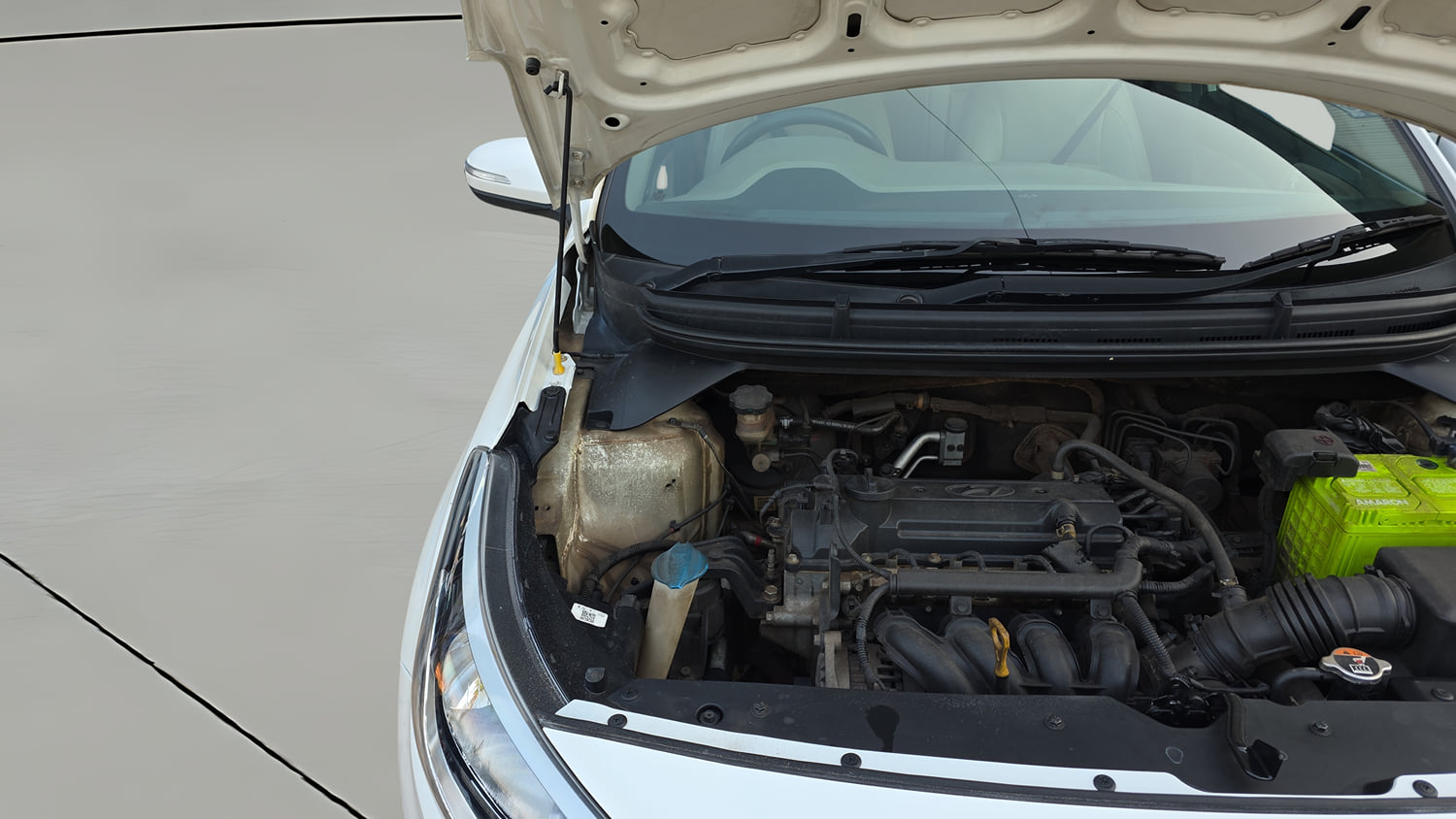 Used 2015 Hyundai Elite i20 Sportz 1.2 (O) Petrol Manual engine ENGINE RIGHT SIDE HINGE & APRON VIEW