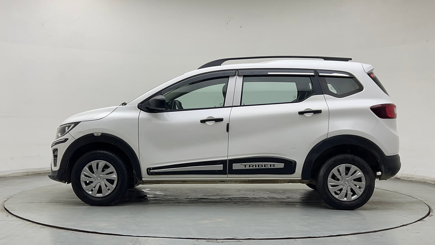 Used 2022 Renault Triber RXE Petrol Manual exterior LEFT SIDE VIEW