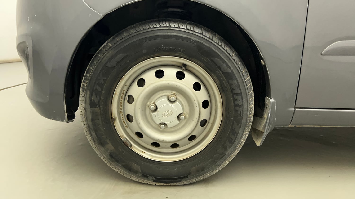 Used 2014 Hyundai i10 Magna 1.1 iRDE2 Petrol Manual tyres LEFT FRONT TYRE RIM VIEW
