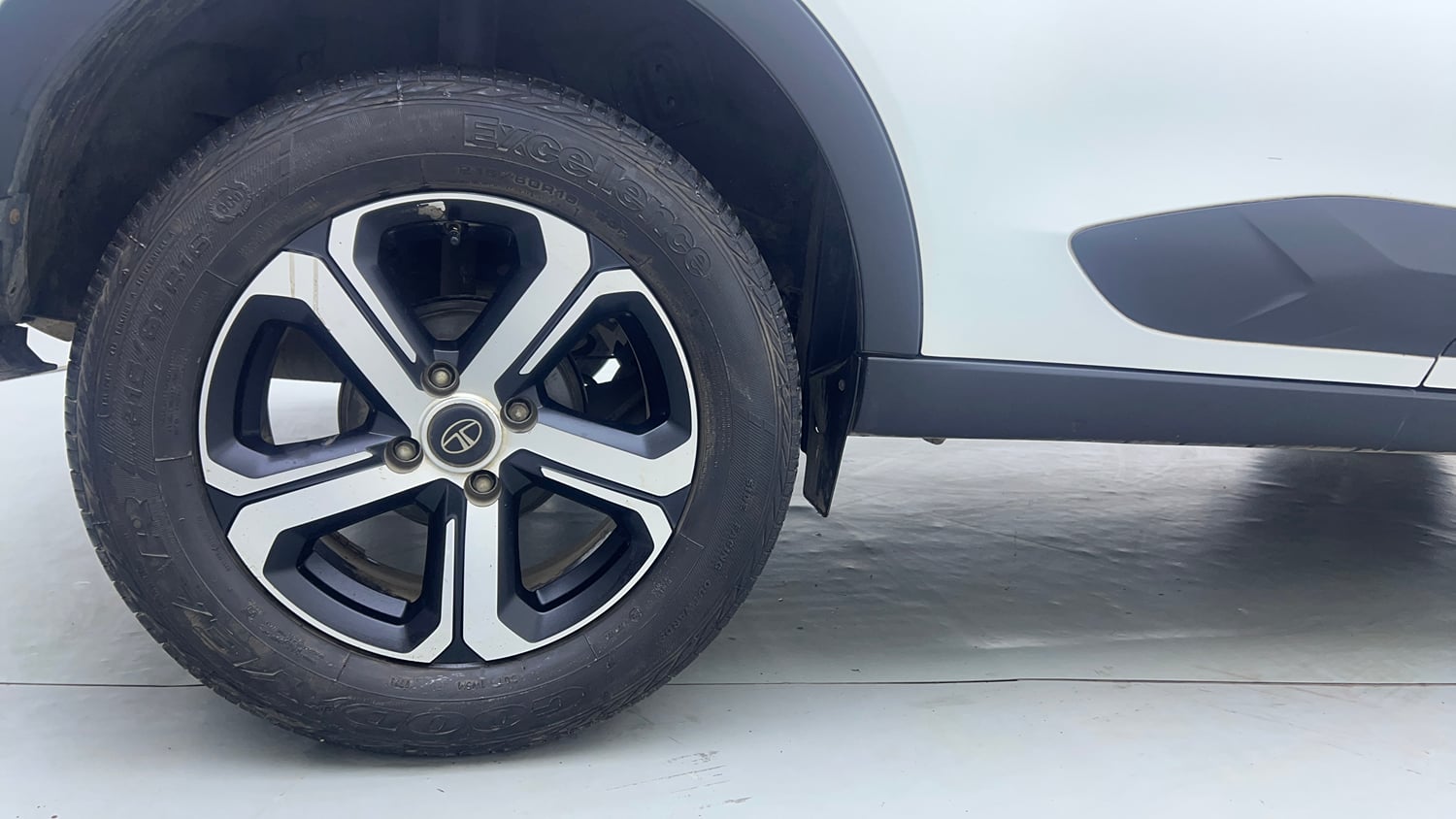 Used 2023 Tata Nexon XZA Plus (S) Petrol Automatic tyres RIGHT REAR TYRE RIM VIEW