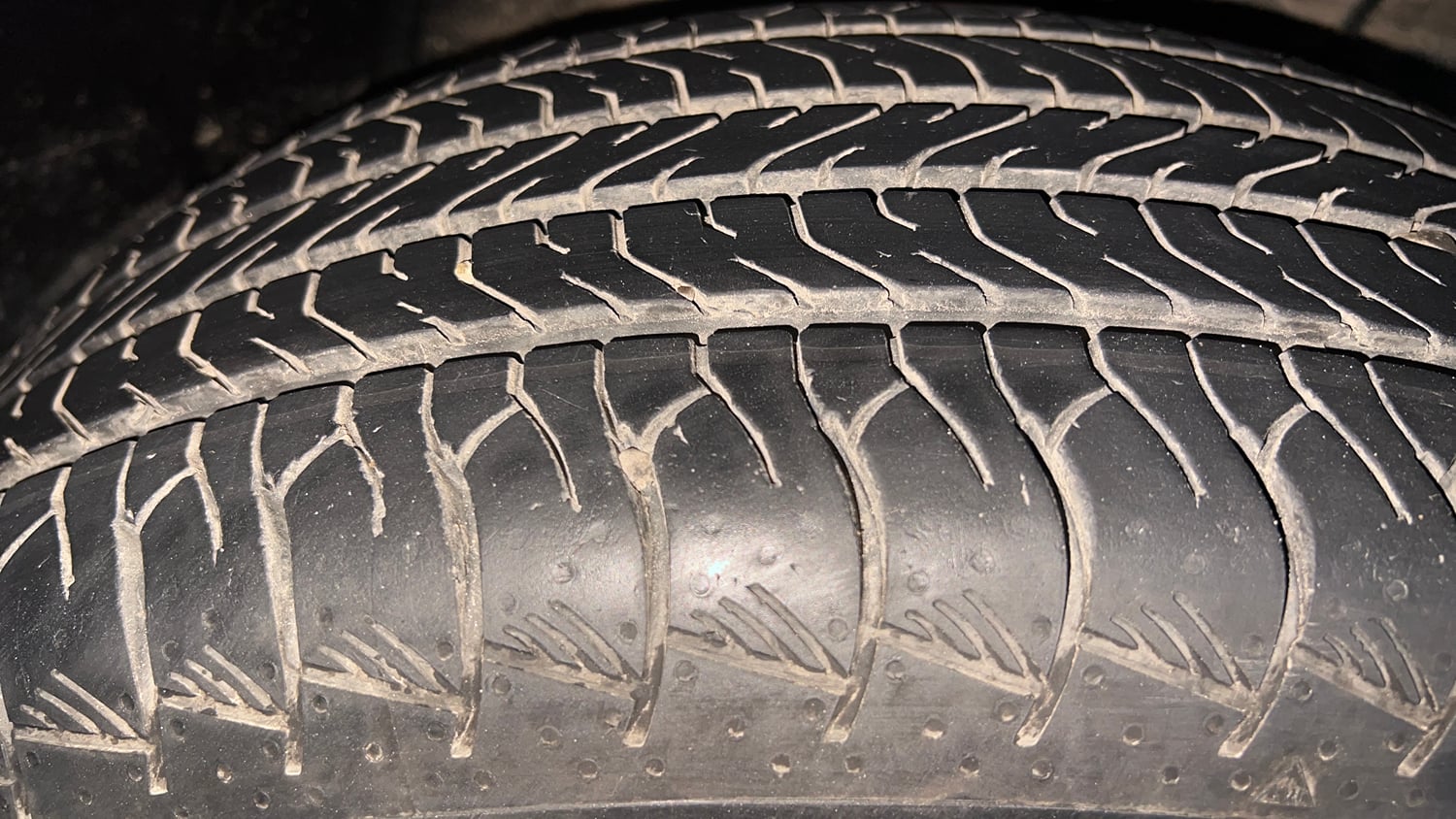Used 2023 Toyota Urban Cruiser Hyryder V AT NeoDrive Petrol Automatic tyres RIGHT FRONT TYRE TREAD VIEW