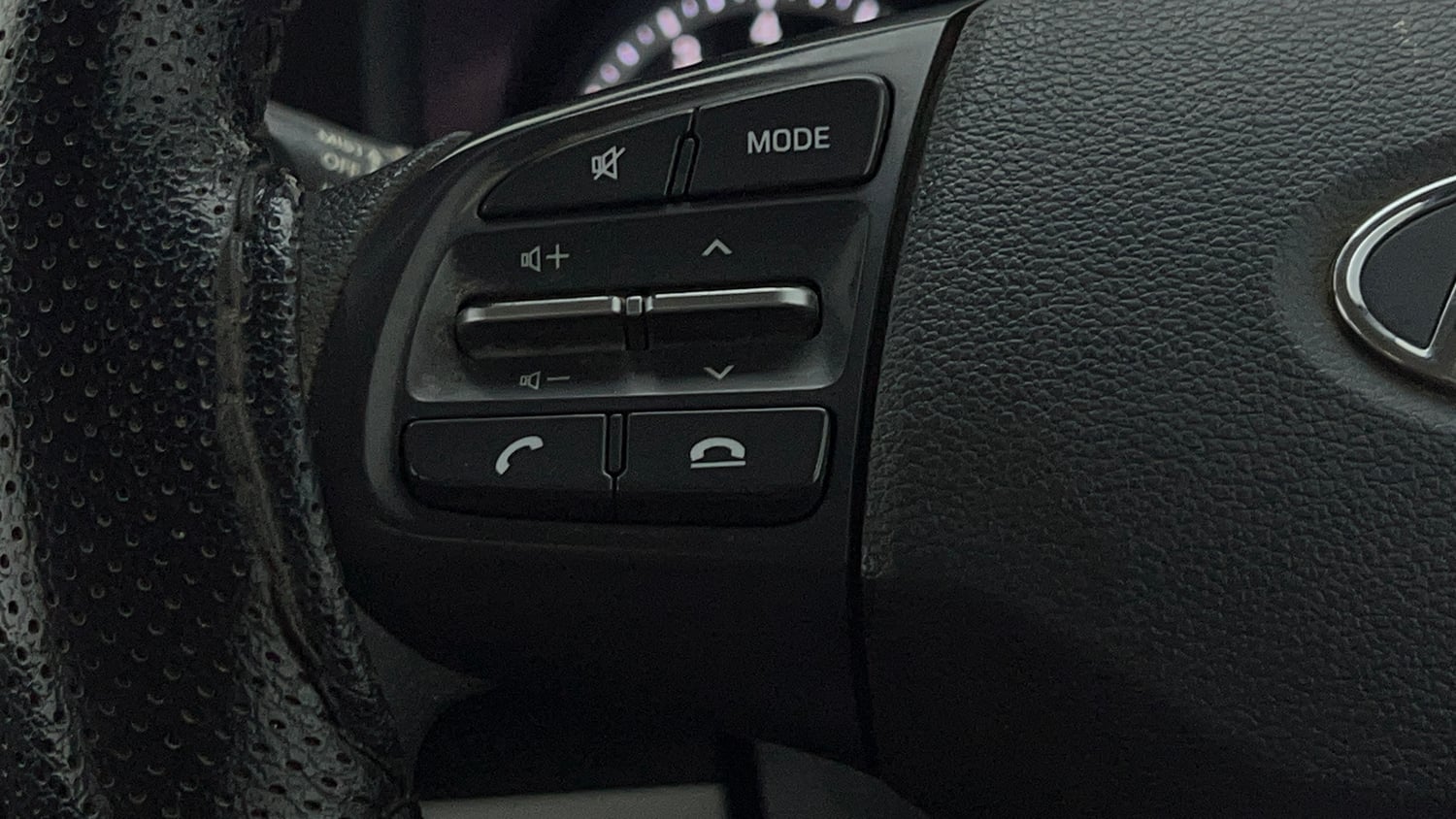 Used 2022 Hyundai Aura S 1.2 CNG Cng Manual top_features Steering mounted controls