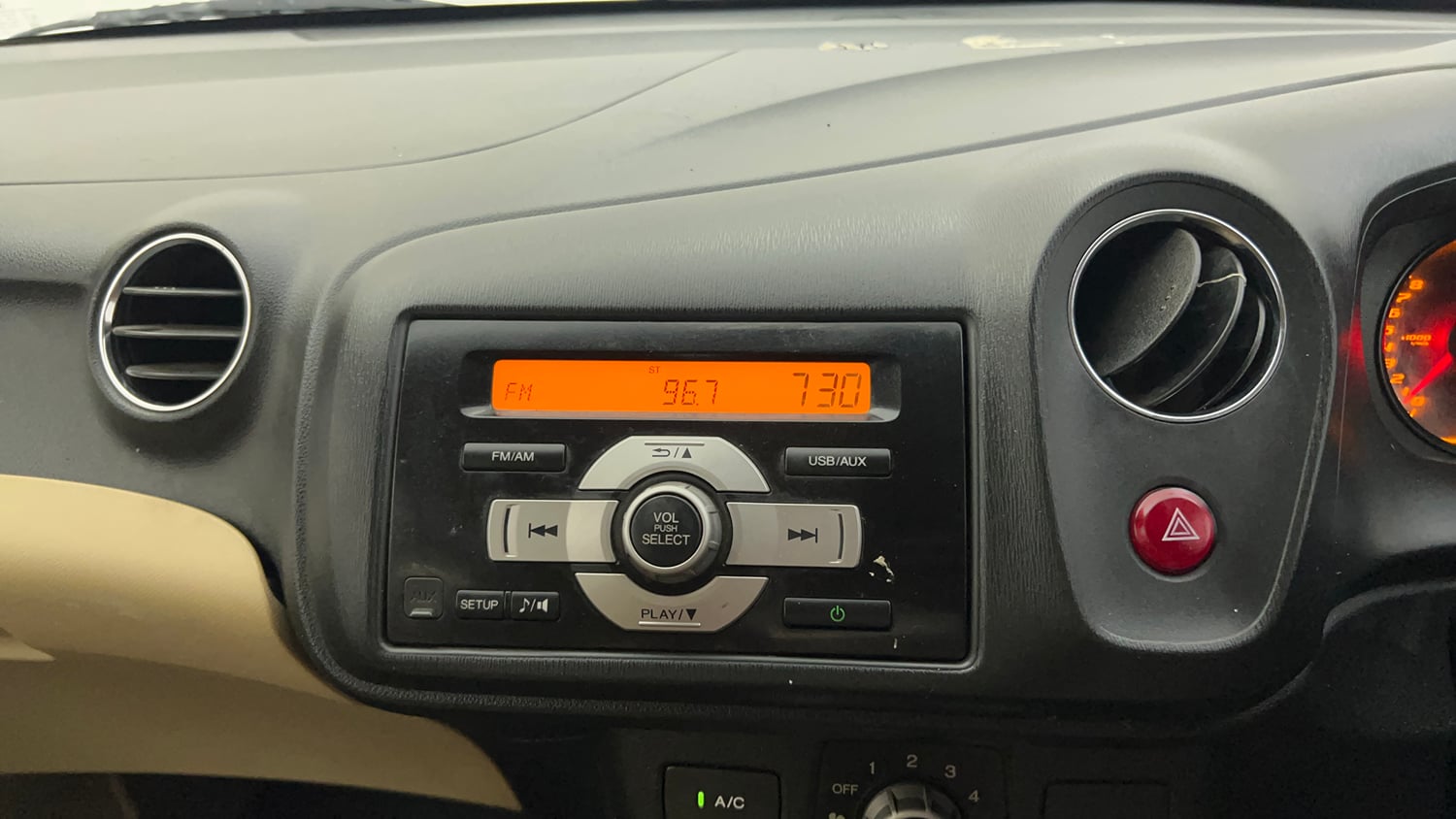 Used 2014 Honda Amaze 1.2 S i-VTEC Petrol Manual top_features Integrated (in-dash) music system