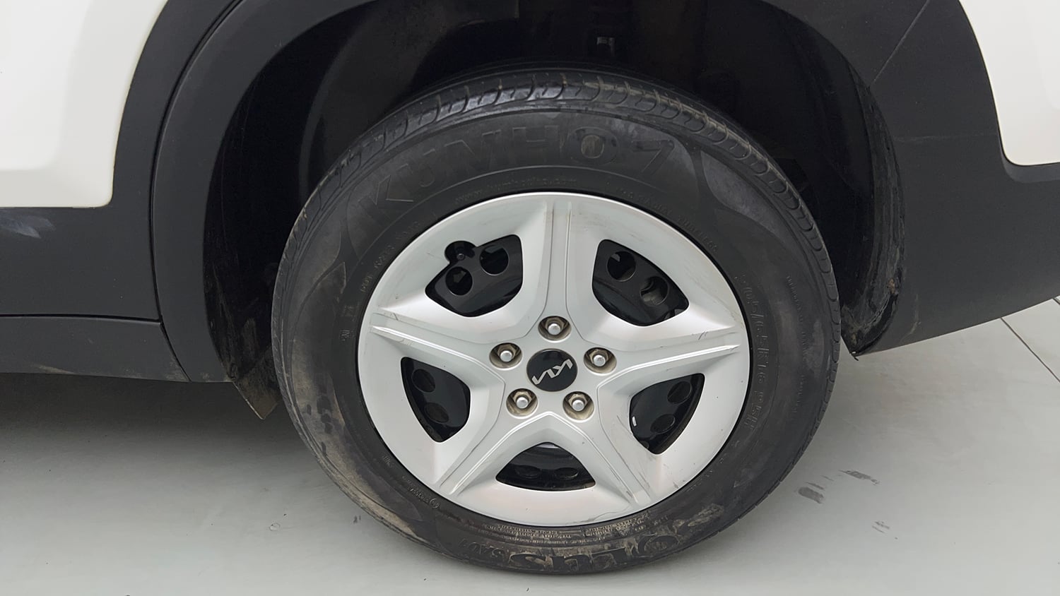 Used 2024 Kia Seltos HTE 1.5 Diesel MT Diesel Manual tyres LEFT REAR TYRE RIM VIEW