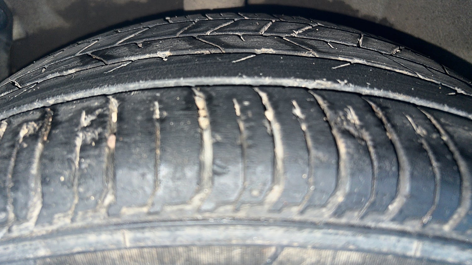 Used 2021 Hyundai New i20 Asta (O) 1.0 Turbo DCT Petrol Automatic tyres RIGHT REAR TYRE TREAD VIEW