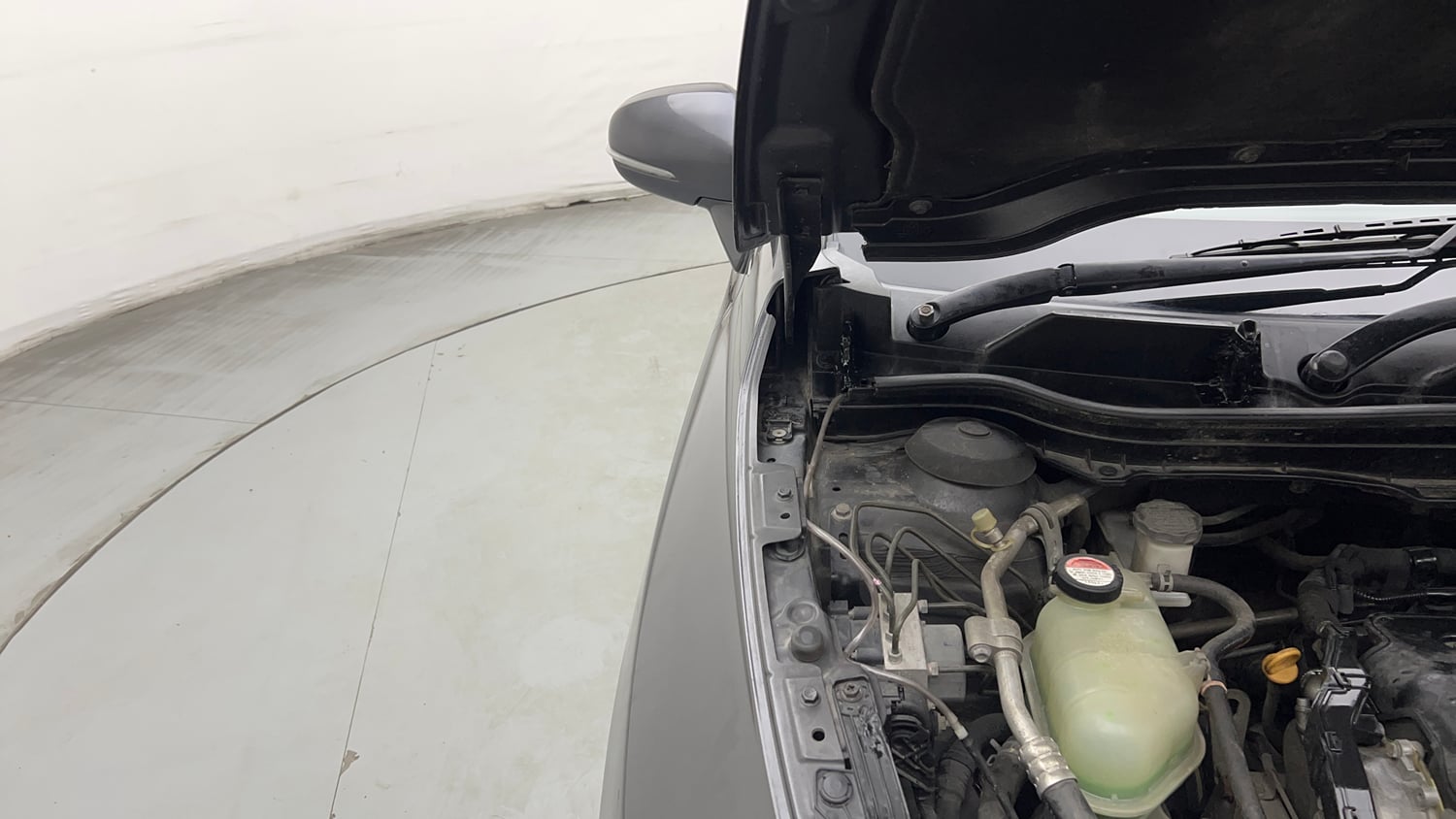 Used 2018 Maruti Suzuki S-Cross Zeta 1.3 Diesel Manual engine ENGINE RIGHT SIDE HINGE & APRON VIEW