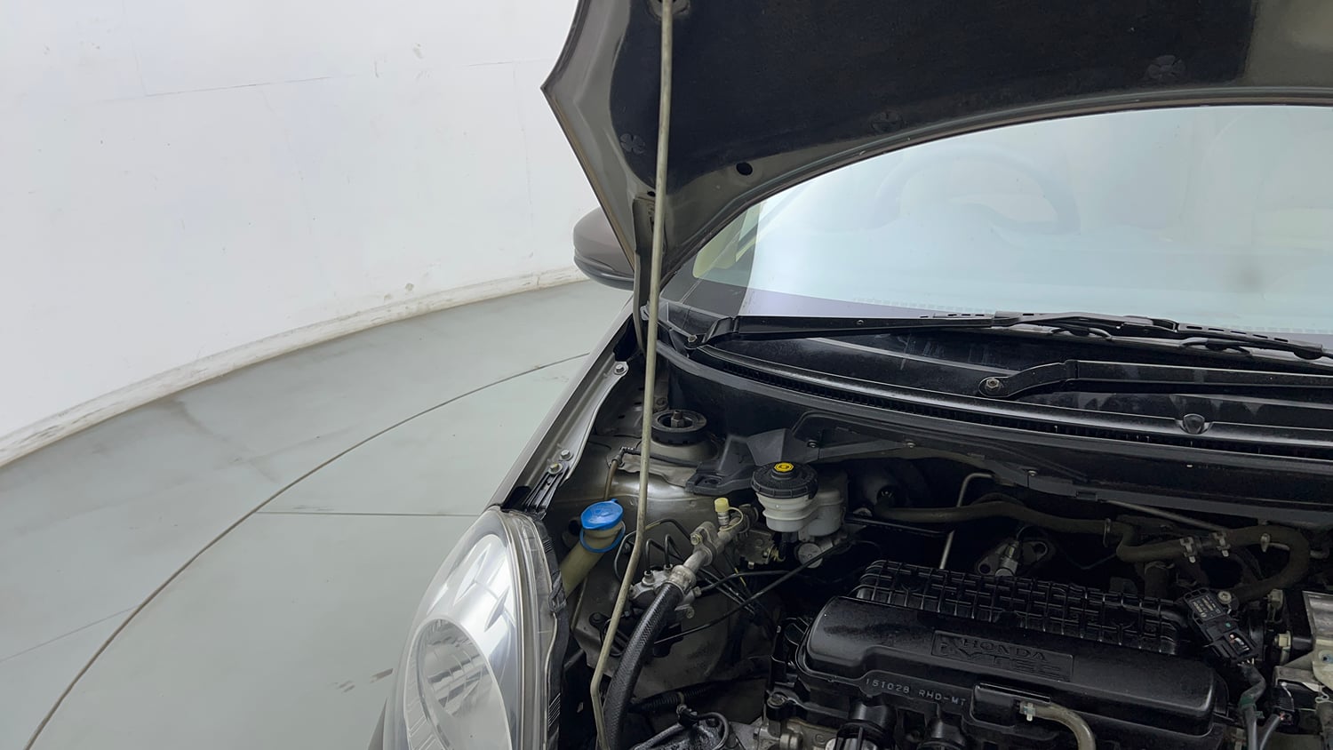 Used 2016 Honda Amaze 1.2 S i-VTEC Petrol Manual engine ENGINE RIGHT SIDE HINGE & APRON VIEW