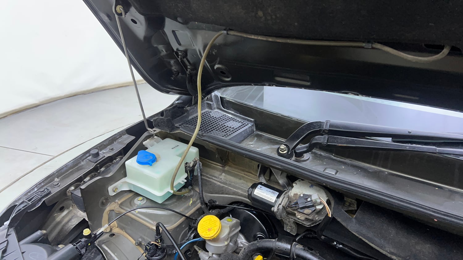 Used 2018 Renault Kwid 1.0 RXT AMT Opt Petrol Automatic engine ENGINE RIGHT SIDE HINGE & APRON VIEW