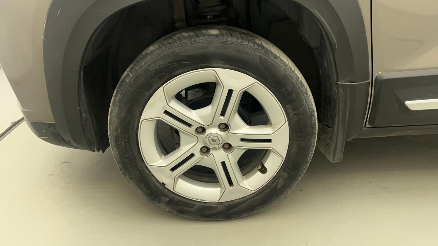 Used 2021 Renault Kiger RXT AMT Petrol Automatic tyres LEFT FRONT TYRE RIM VIEW
