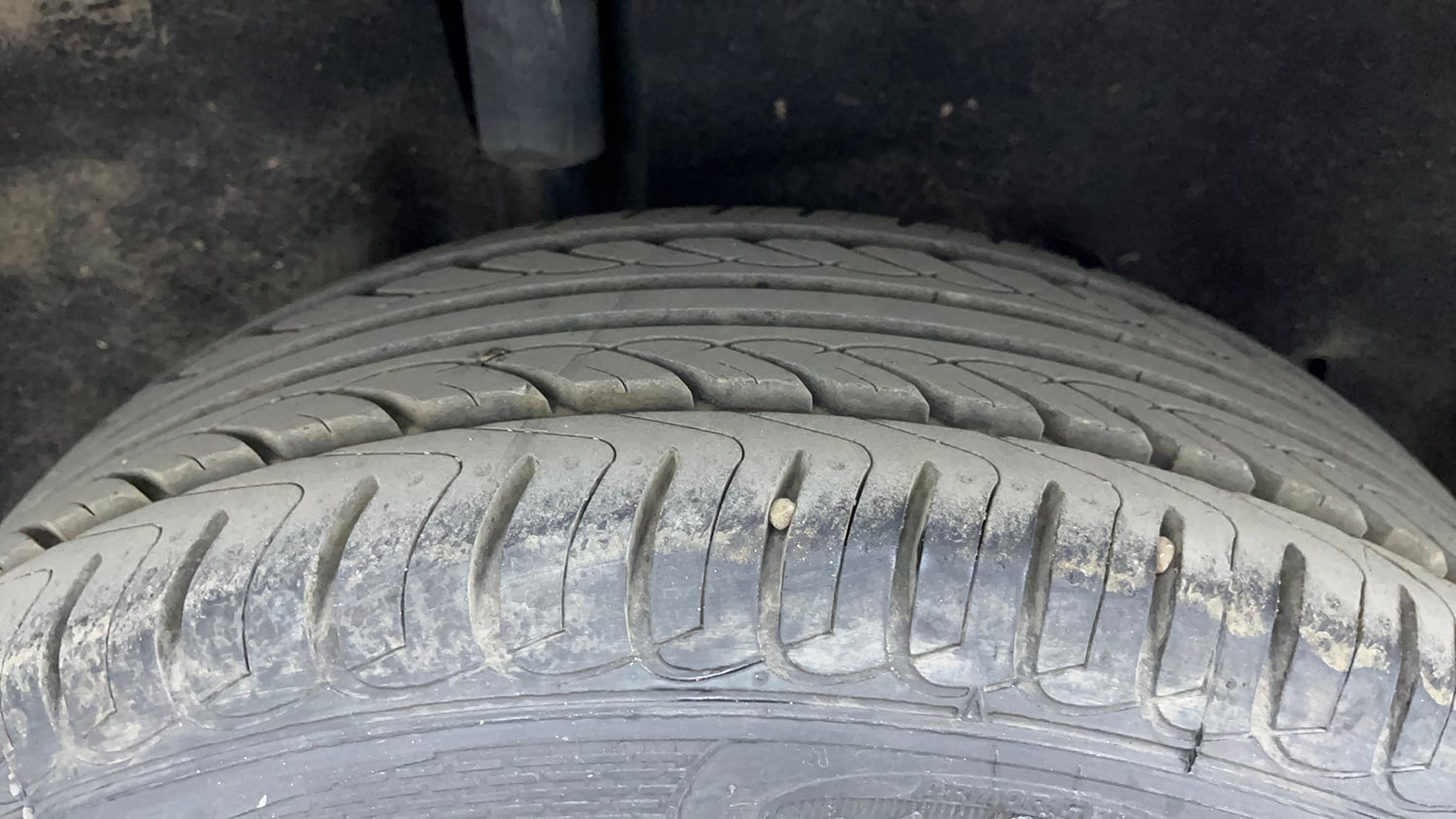 Used 2018 Ford EcoSport Ambiente 1.5L Ti-VCT Petrol Manual tyres RIGHT REAR TYRE TREAD VIEW