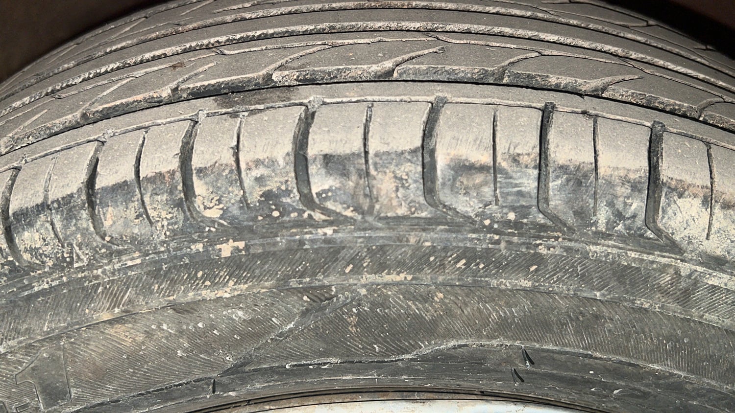 Used 2015 Hyundai Eon Magna + Petrol Manual tyres RIGHT FRONT TYRE TREAD VIEW