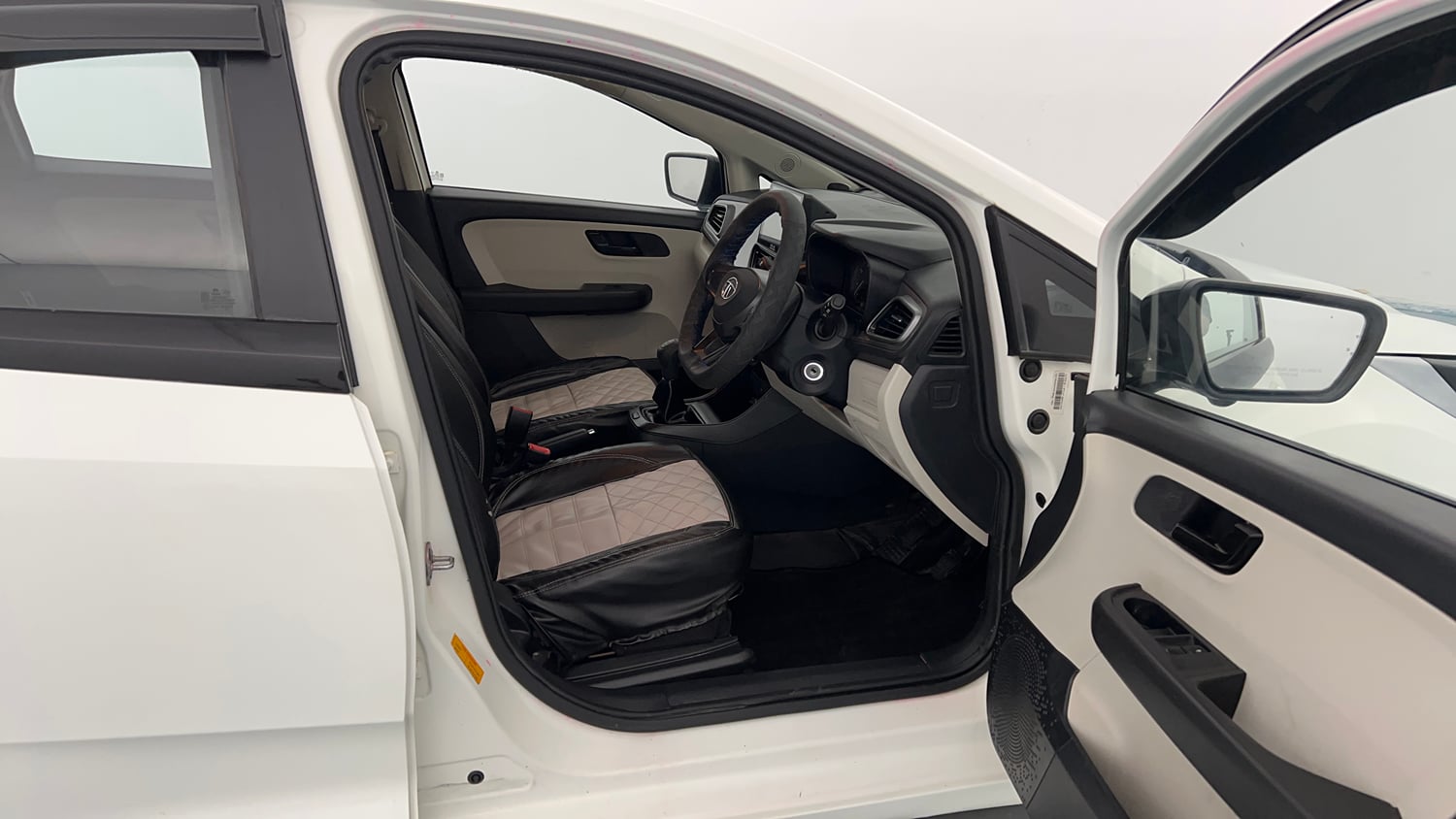 Used 2024 Tata Altroz XE Plus Diesel Diesel Manual interior RIGHT SIDE FRONT DOOR CABIN VIEW