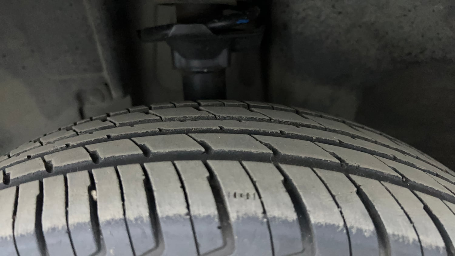 Used 2018 Renault Kwid 1.0 RXT AMT Opt Petrol Automatic tyres LEFT FRONT TYRE TREAD VIEW