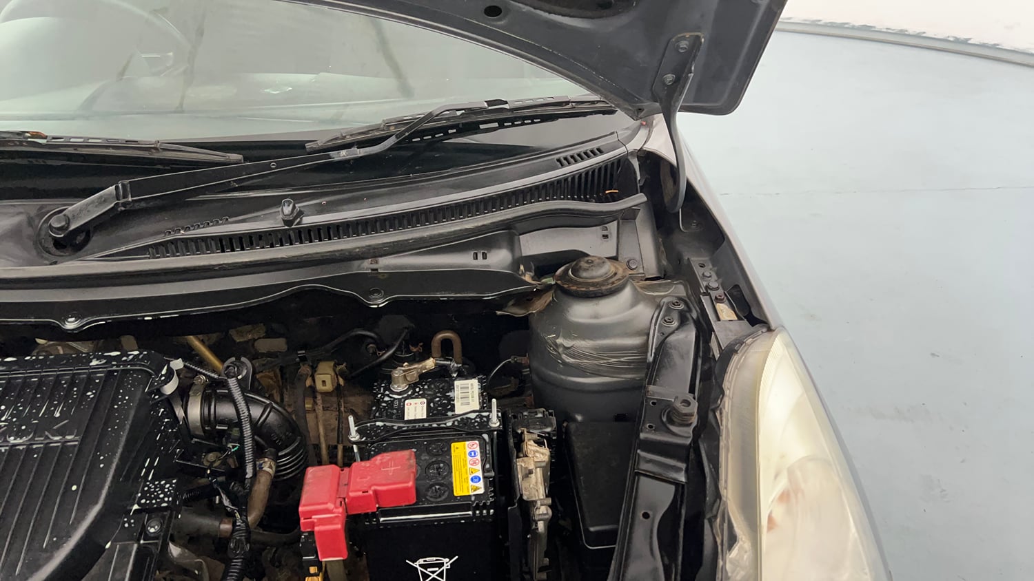 Used 2013 Maruti Suzuki Swift VXi Petrol Manual engine ENGINE LEFT SIDE HINGE & APRON VIEW