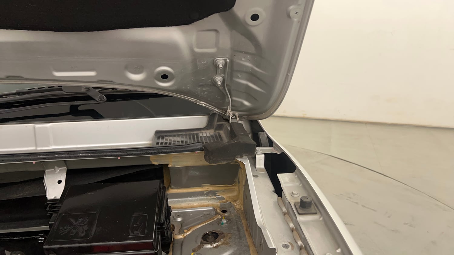 Used 2022 Renault Kwid CLIMBER AMT Petrol Automatic engine ENGINE LEFT SIDE HINGE & APRON VIEW