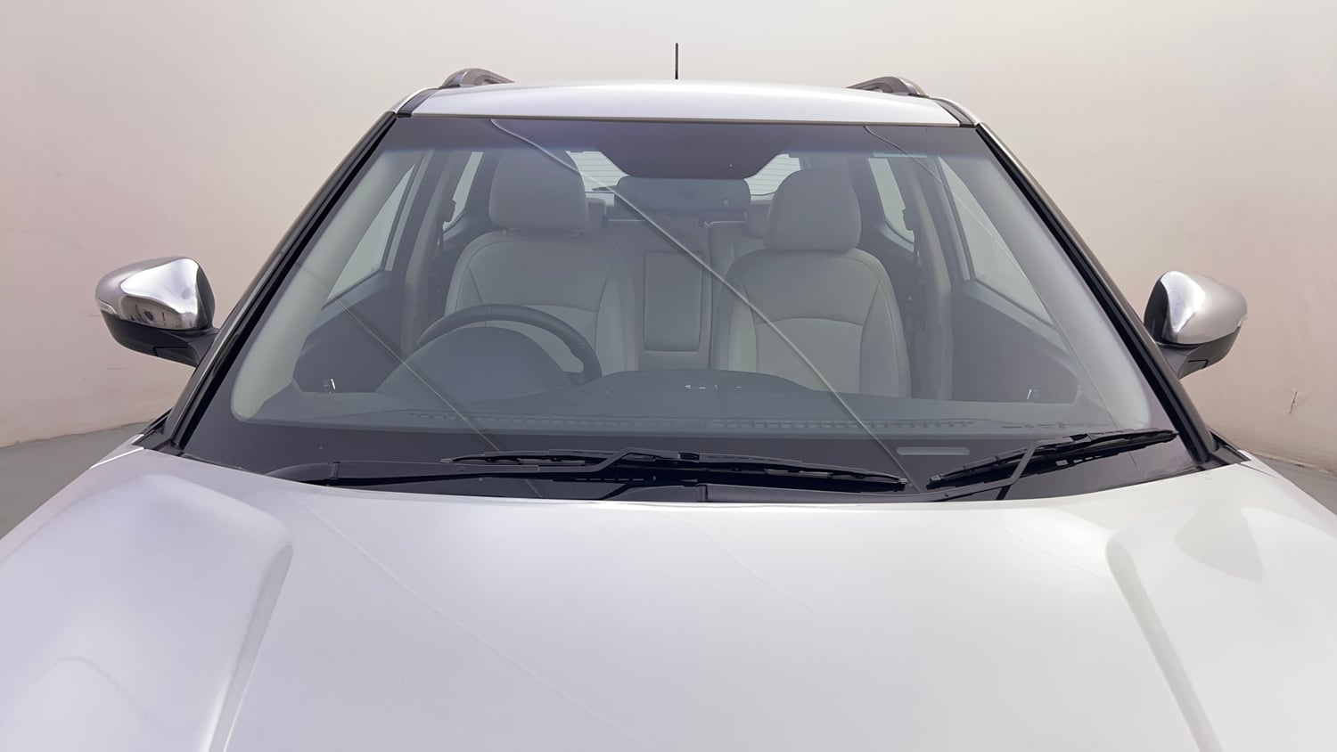 Used 2022 Mahindra XUV 300 W8 (O) 1.2 Petrol Petrol Manual exterior FRONT WINDSHIELD VIEW
