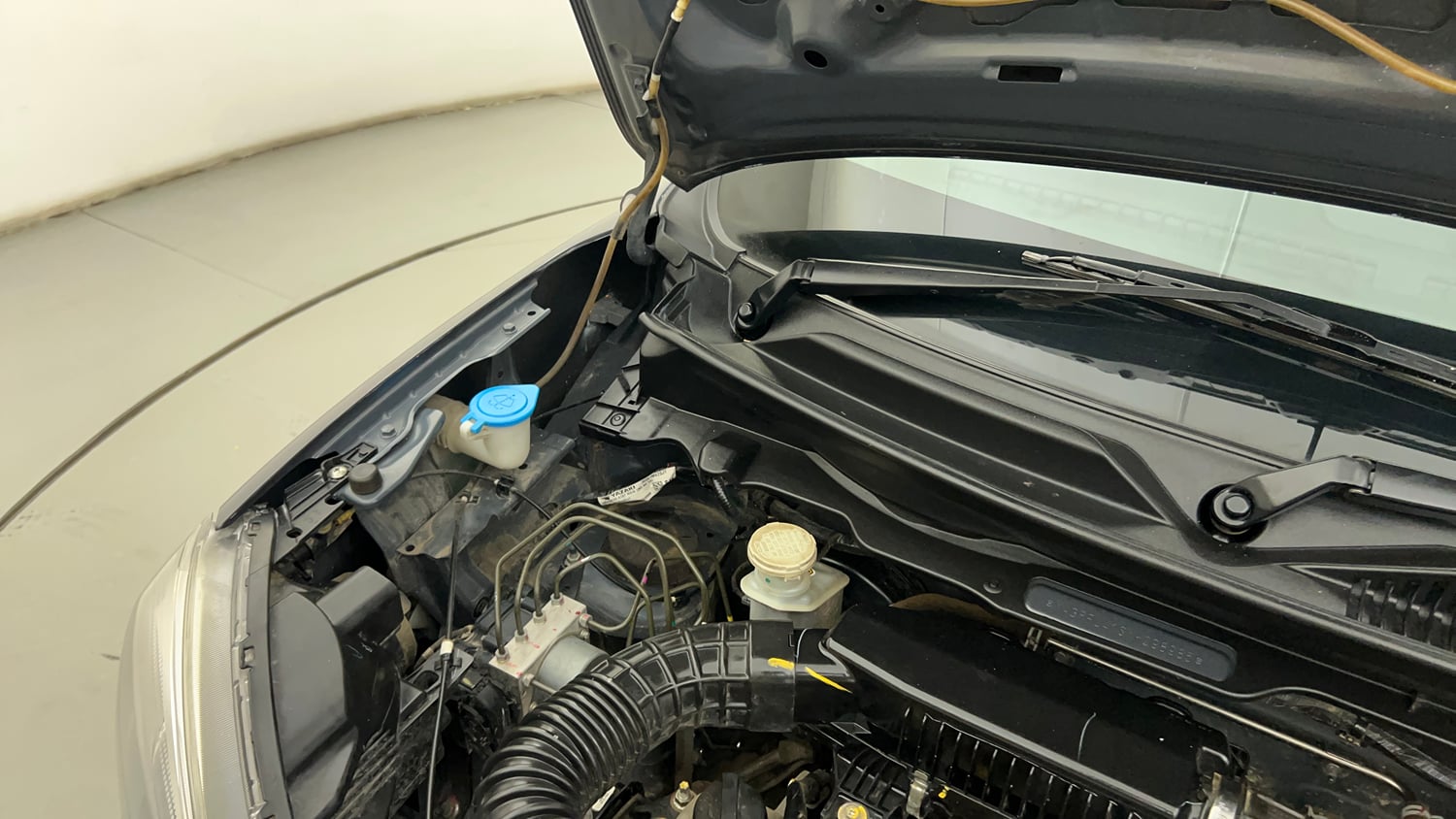 Used 2021 Maruti Suzuki S-Presso VXi CNG Cng Manual engine ENGINE RIGHT SIDE HINGE & APRON VIEW