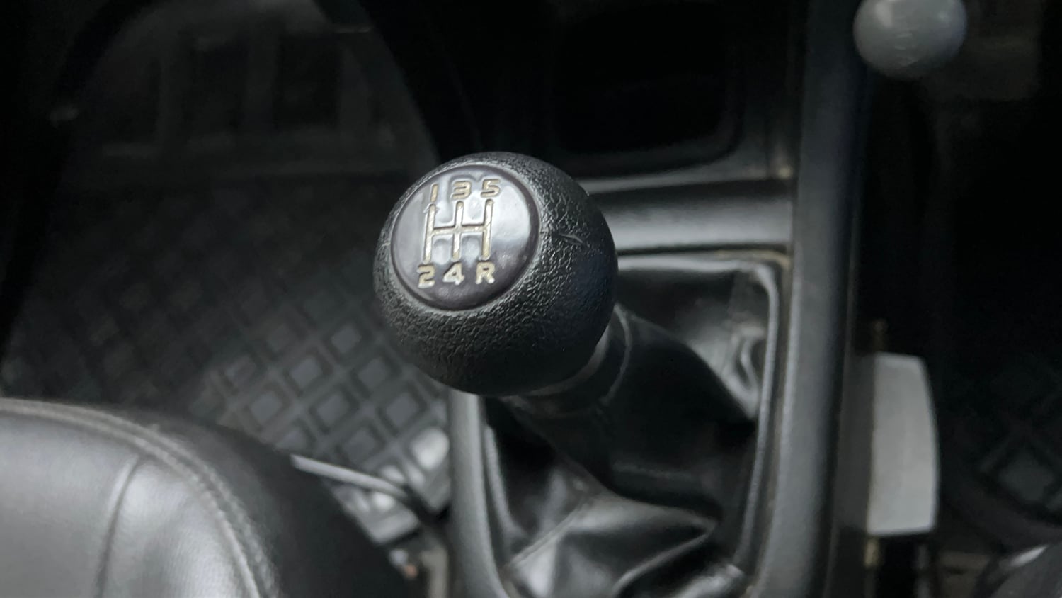 Used 2016 Maruti Suzuki Swift Lxi (O) Petrol Manual interior GEAR  KNOB VIEW