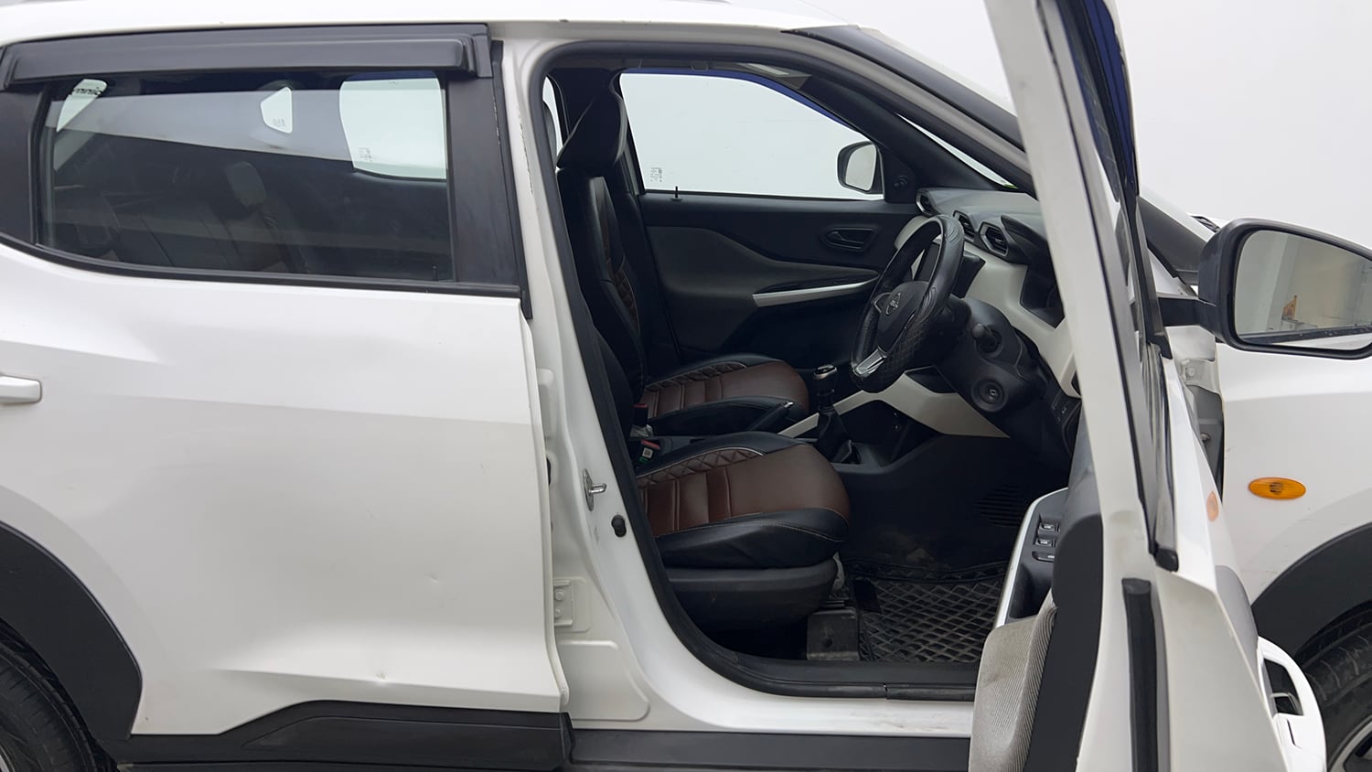 Used 2023 Nissan Magnite XE Petrol Manual interior RIGHT SIDE FRONT DOOR CABIN VIEW