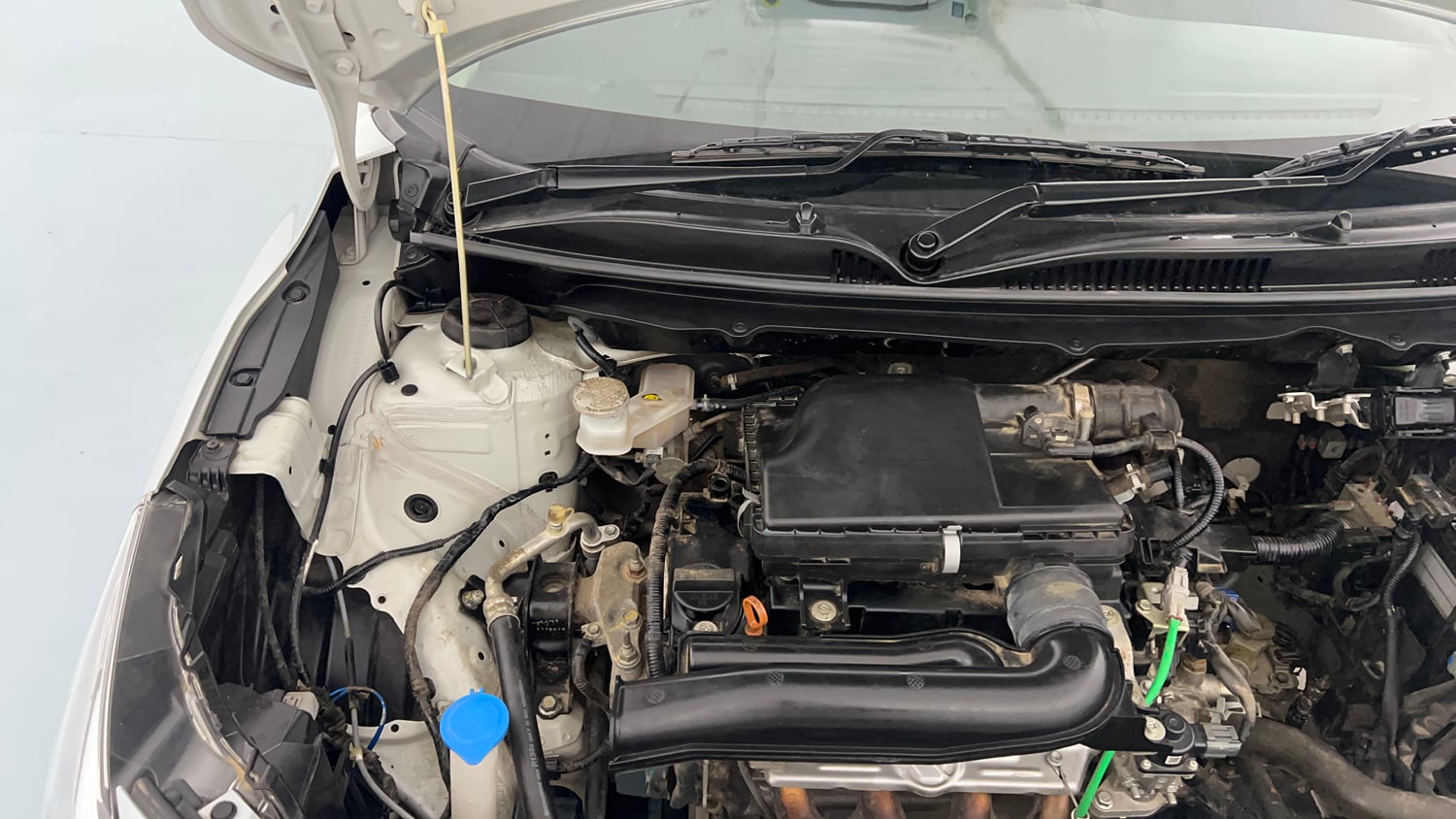Used 2023 Maruti Suzuki Baleno Zeta MT Petrol Manual engine ENGINE RIGHT SIDE HINGE & APRON VIEW