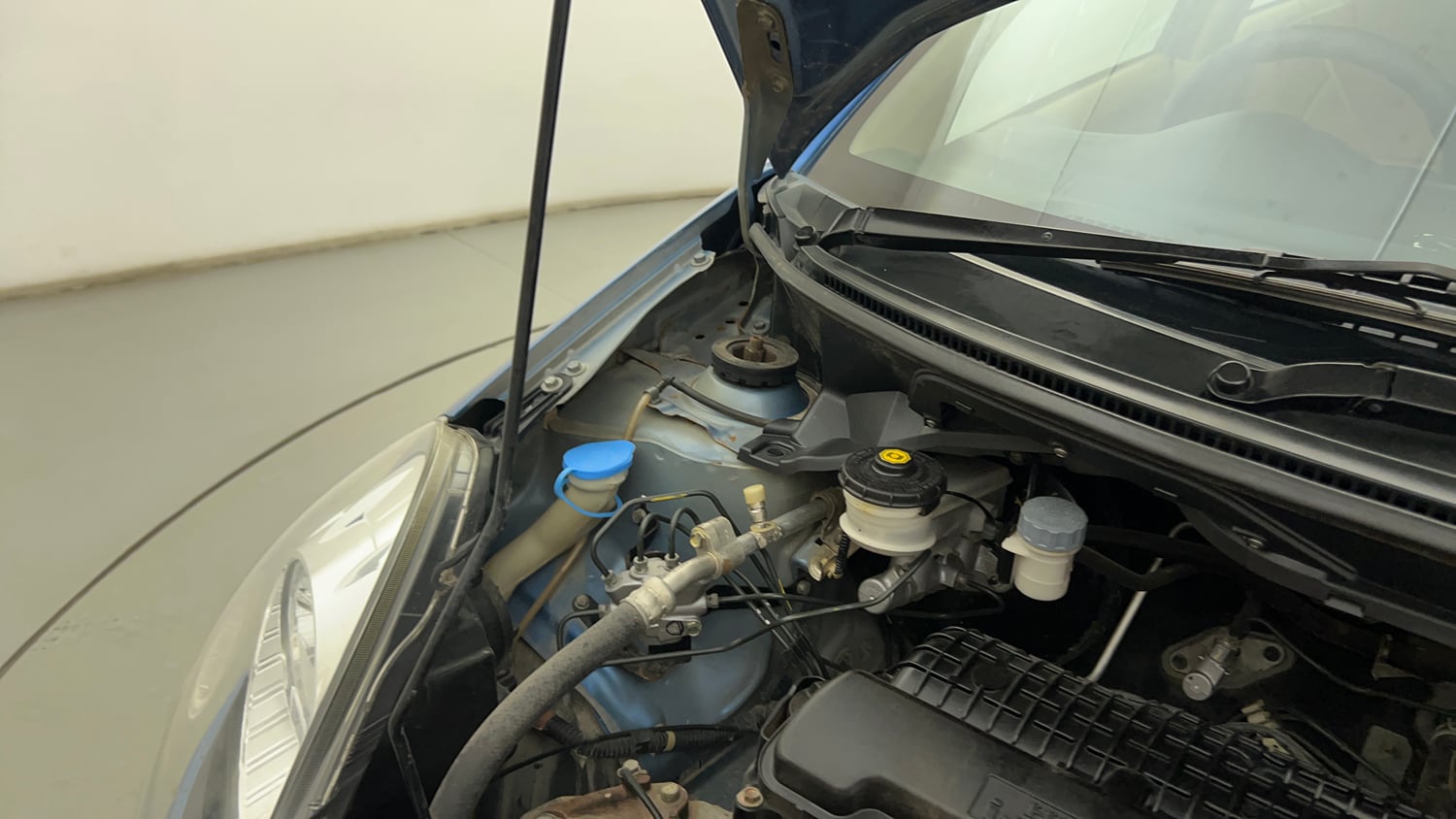 Used 2014 Honda Amaze 1.2 S i-VTEC Petrol Manual engine ENGINE RIGHT SIDE HINGE & APRON VIEW