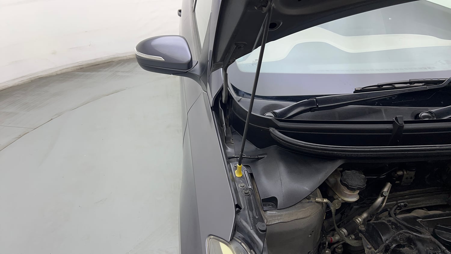 Used 2016 Hyundai Elite i20 Sportz 1.2 Petrol Manual engine ENGINE RIGHT SIDE HINGE & APRON VIEW