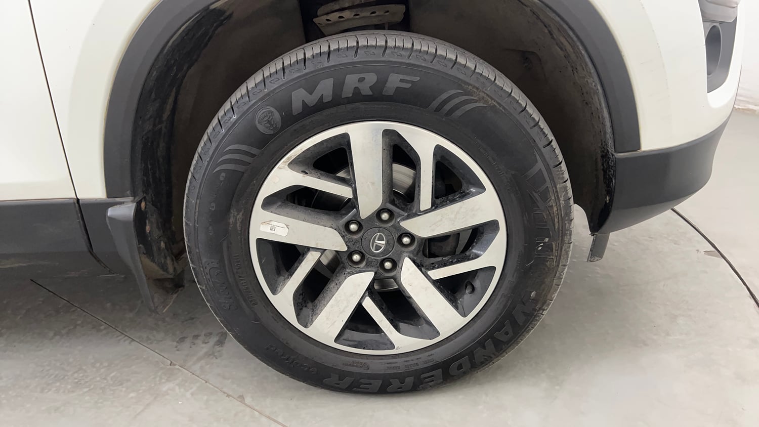 Used 2023 Tata Harrier XZA Plus Dual Tone Diesel Automatic tyres RIGHT FRONT TYRE RIM VIEW