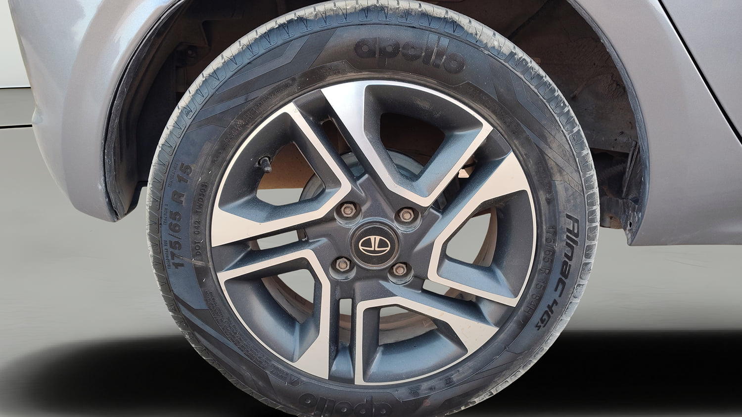Used 2019 Tata Tiago Revotron XZ Plus Petrol Manual tyres RIGHT REAR TYRE RIM VIEW