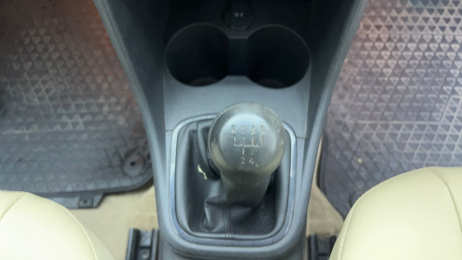 Used 2016 Volkswagen Ameo Comfortline 1.2L (P) Petrol Manual interior GEAR  KNOB VIEW