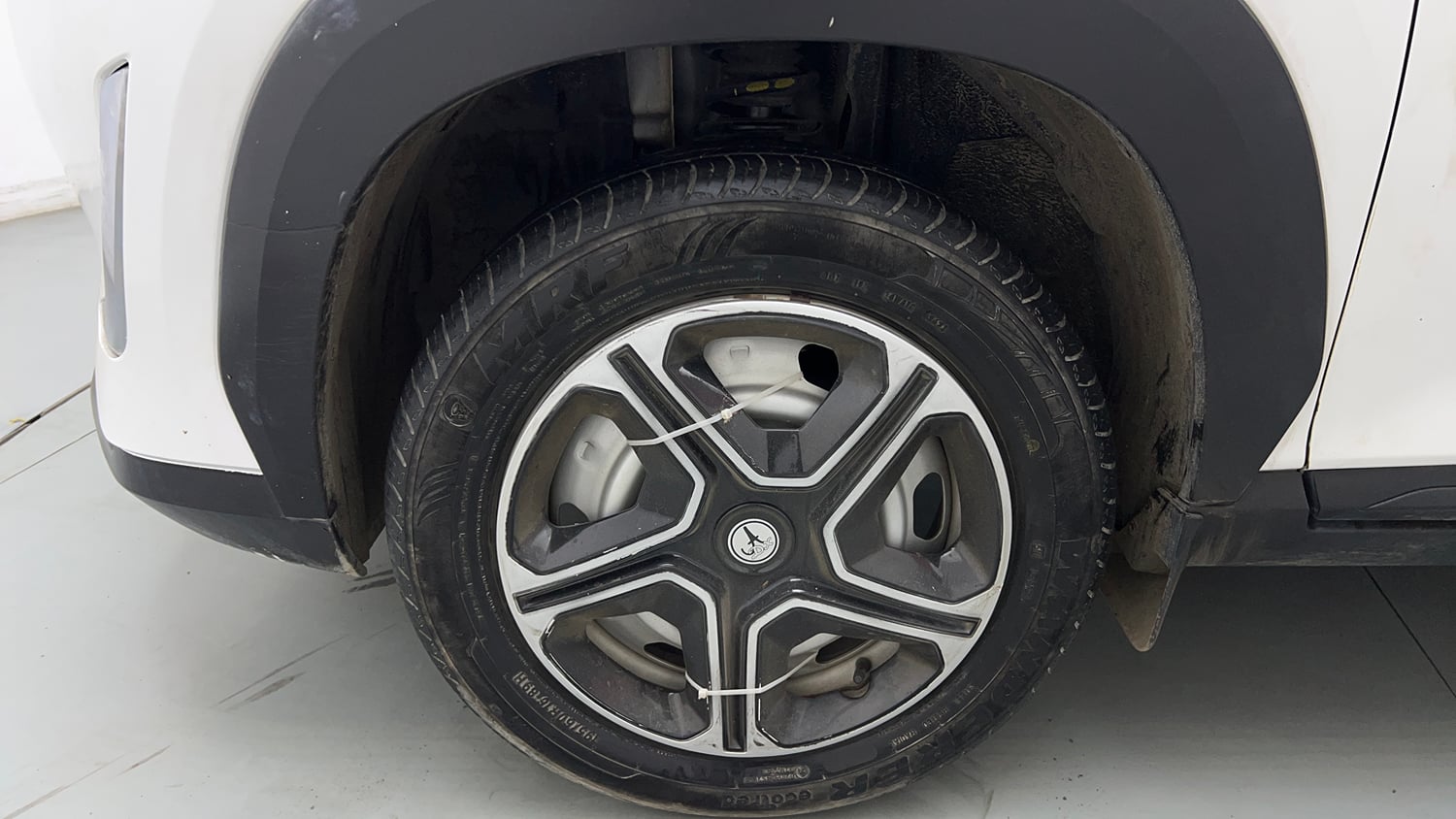 Used 2023 Nissan Magnite XE Petrol Manual tyres LEFT FRONT TYRE RIM VIEW