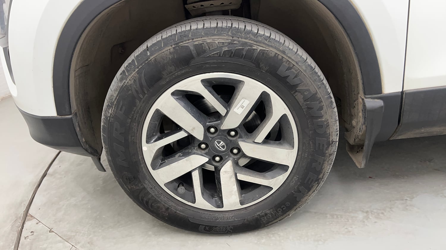 Used 2023 Tata Harrier XZA Plus Dual Tone Diesel Automatic tyres LEFT FRONT TYRE RIM VIEW