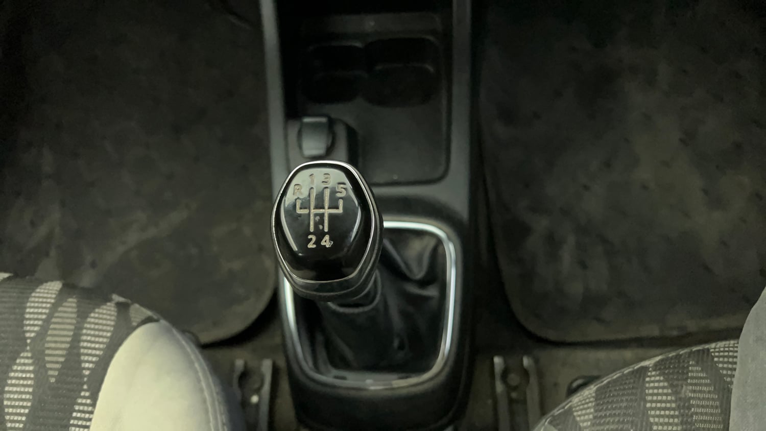 Used 2019 Renault Kwid RXT (O) 1.0 SCE Edition Petrol Manual interior GEAR  KNOB VIEW