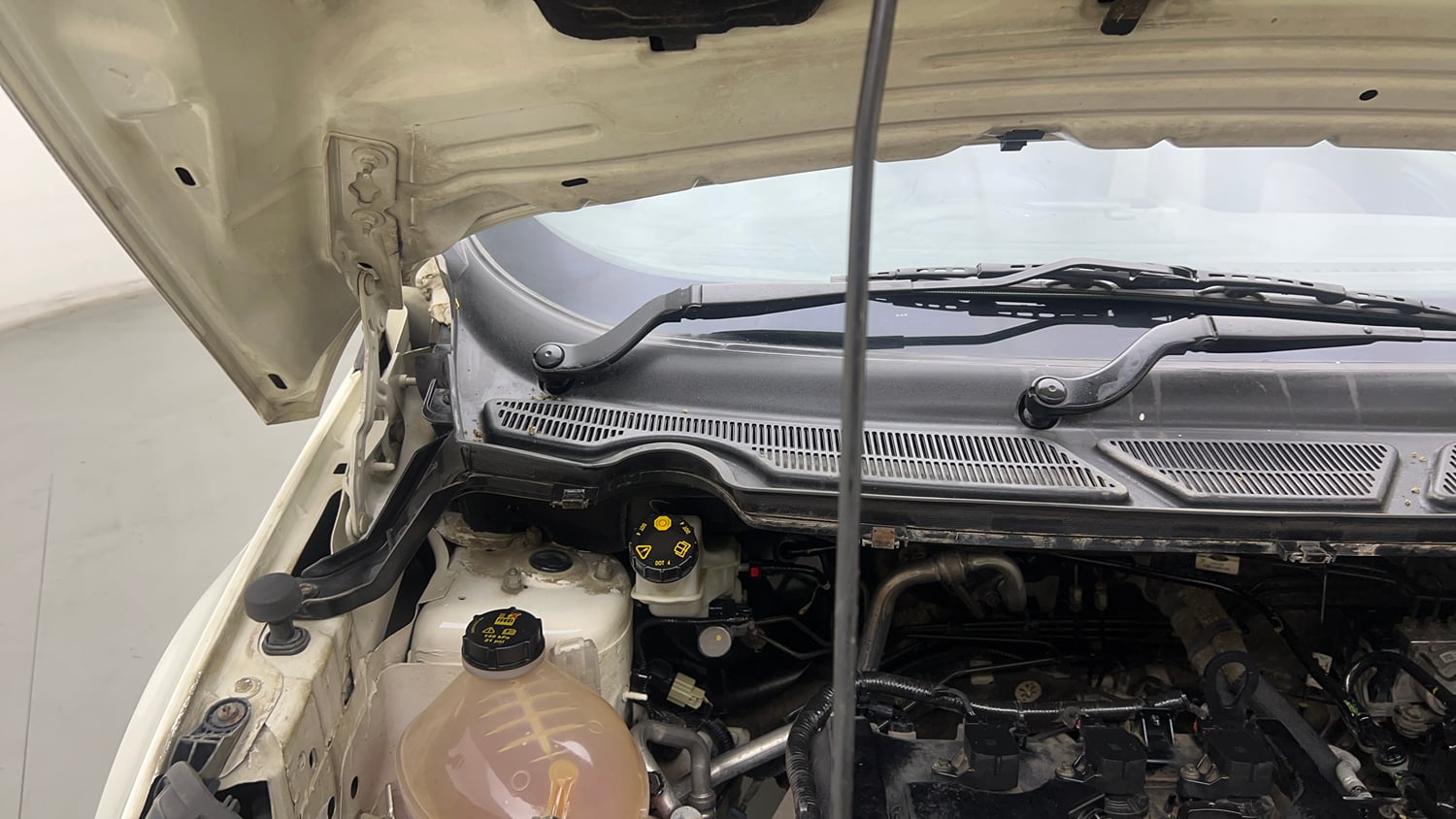 Used 2021 Ford EcoSport Trend 1.5L Ti-VCT Petrol Manual engine ENGINE RIGHT SIDE HINGE & APRON VIEW