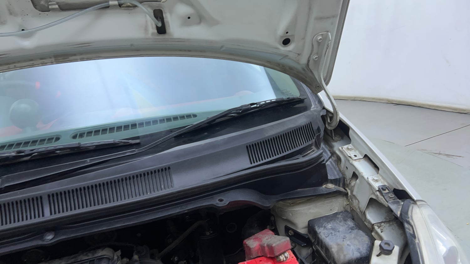 Used 2014 Maruti Suzuki Ritz Vxi BS-IV Petrol Manual engine ENGINE LEFT SIDE HINGE & APRON VIEW