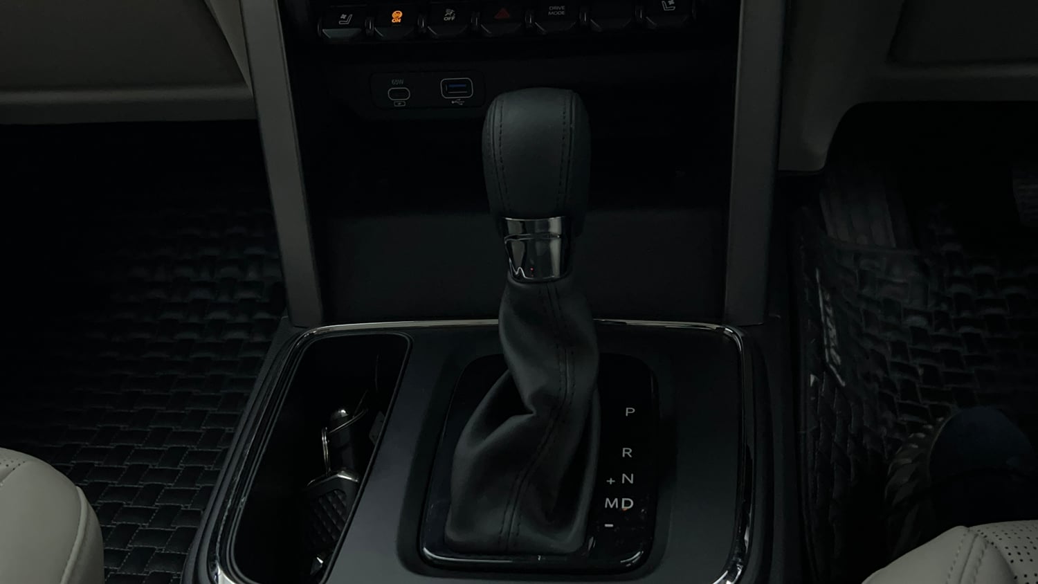 Used 2025 Mahindra Thar Roxx AX7 L Diesel AT 2WD Diesel Automatic interior GEAR  KNOB VIEW