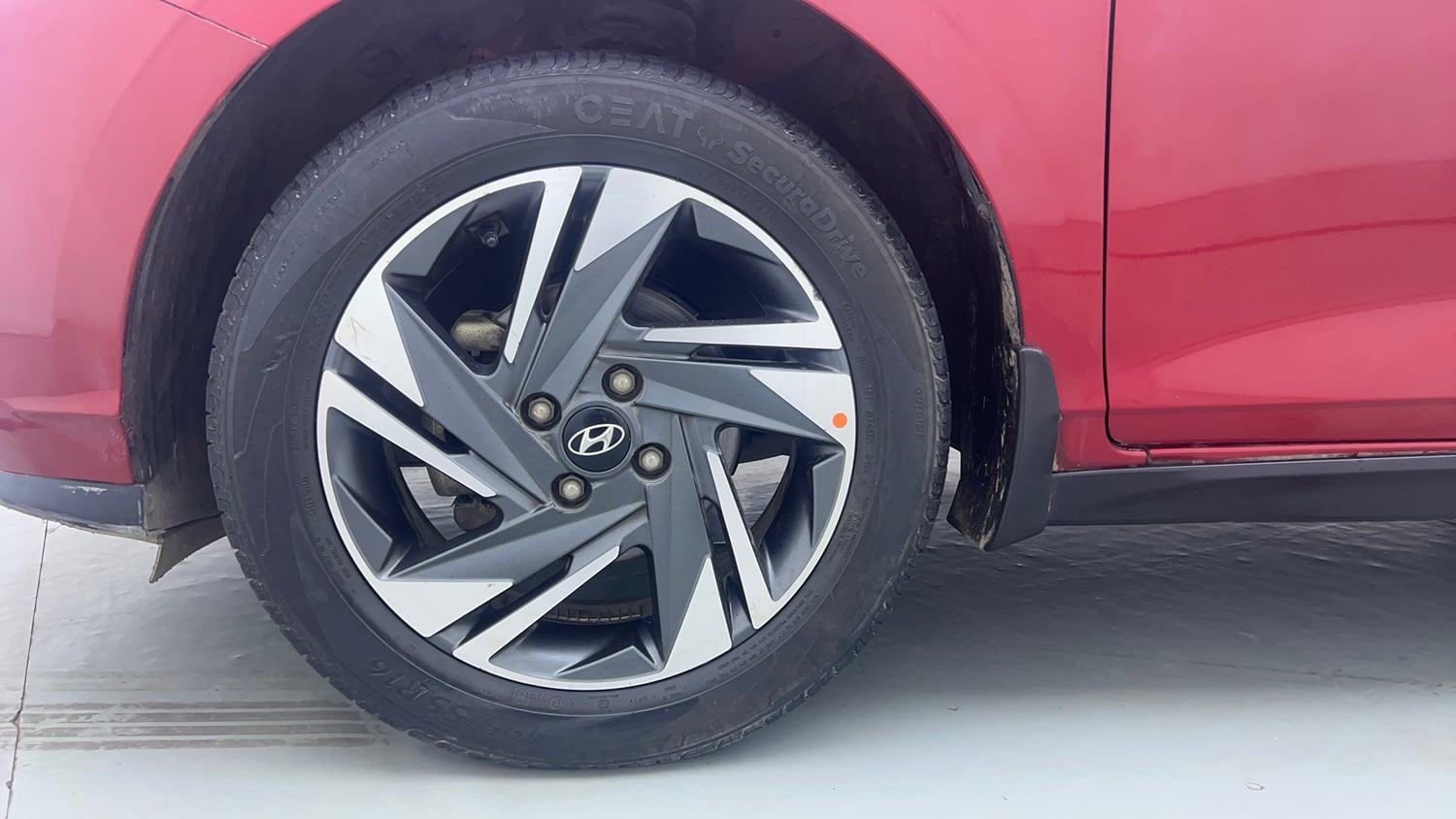 Used 2021 Hyundai i20 Asta 1.2 IVT Petrol Automatic tyres LEFT FRONT TYRE RIM VIEW