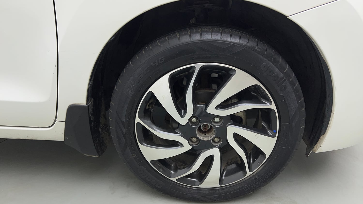 Used 2021 Maruti Suzuki Baleno Zeta Petrol Manual tyres RIGHT FRONT TYRE RIM VIEW
