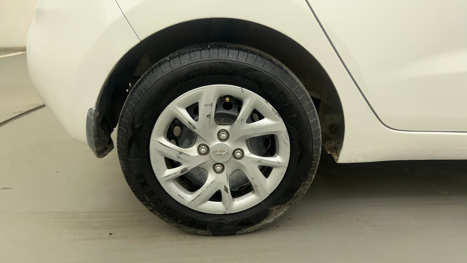 Used 2017 Hyundai Grand i10 Magna AT 1.2 Kappa VTVT Petrol Automatic tyres RIGHT REAR TYRE RIM VIEW