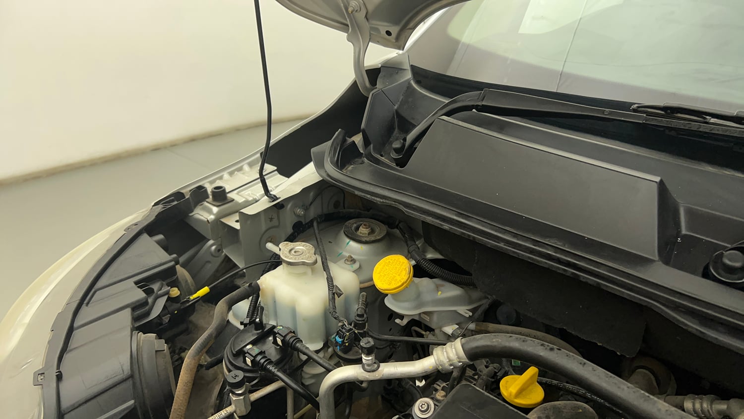Used 2019 Renault Triber RXZ Petrol Manual engine ENGINE RIGHT SIDE HINGE & APRON VIEW